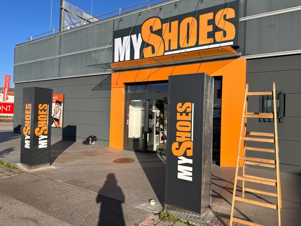 Leuchtreklame Tirol MyShoes Projekt in Wiener Neustadt