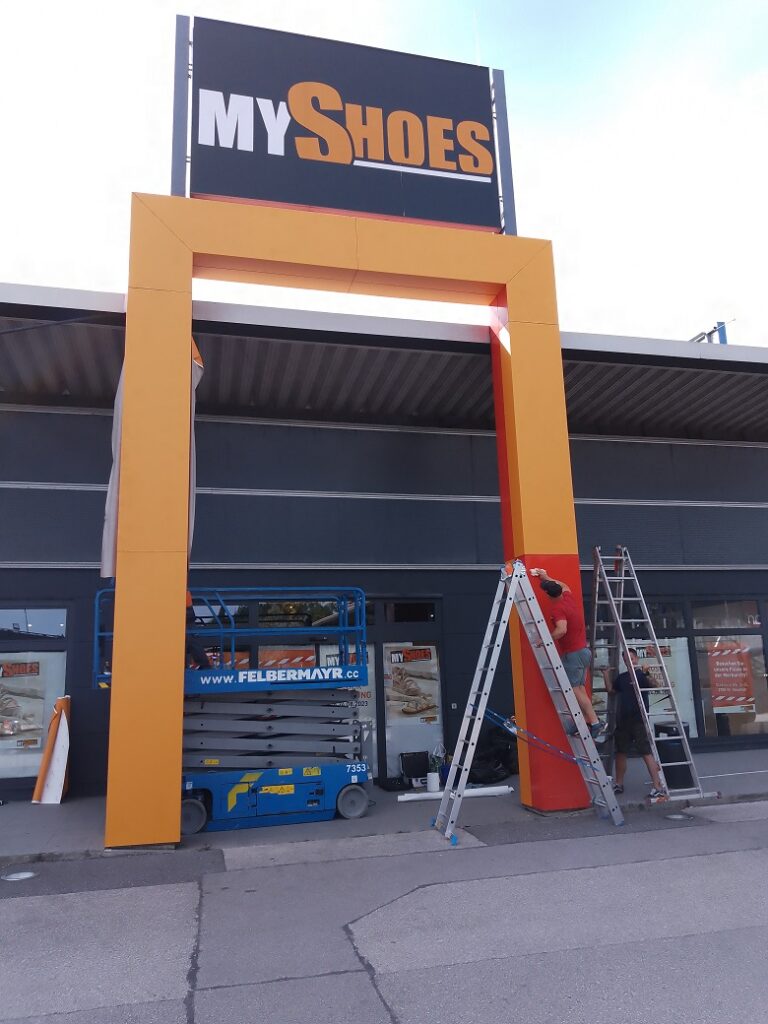 Leuchtreklame Tirol Projekt MyShoes Wiener Neustadt