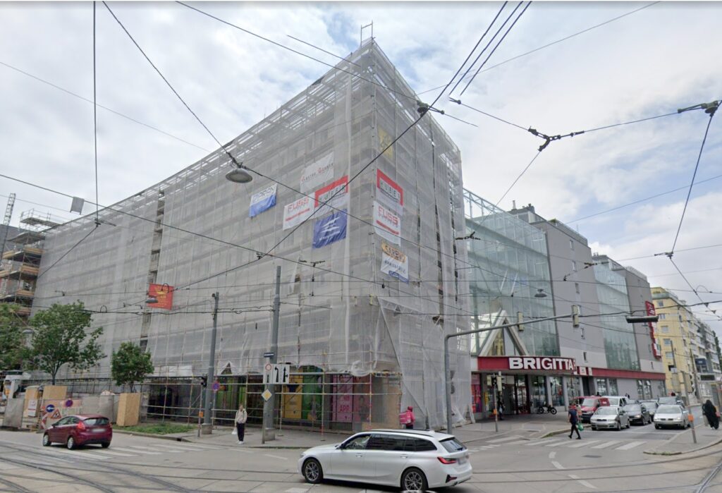Montage von Leuchtreklame in großer Höhe an der Brigitta Passage in Wien