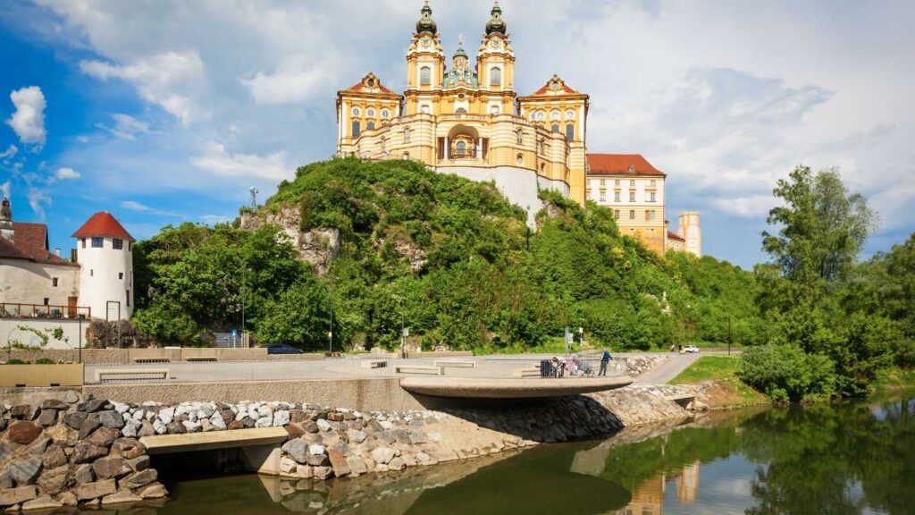 Leuchtreklame Tirol Bild von Stift Melk Niederösterreich